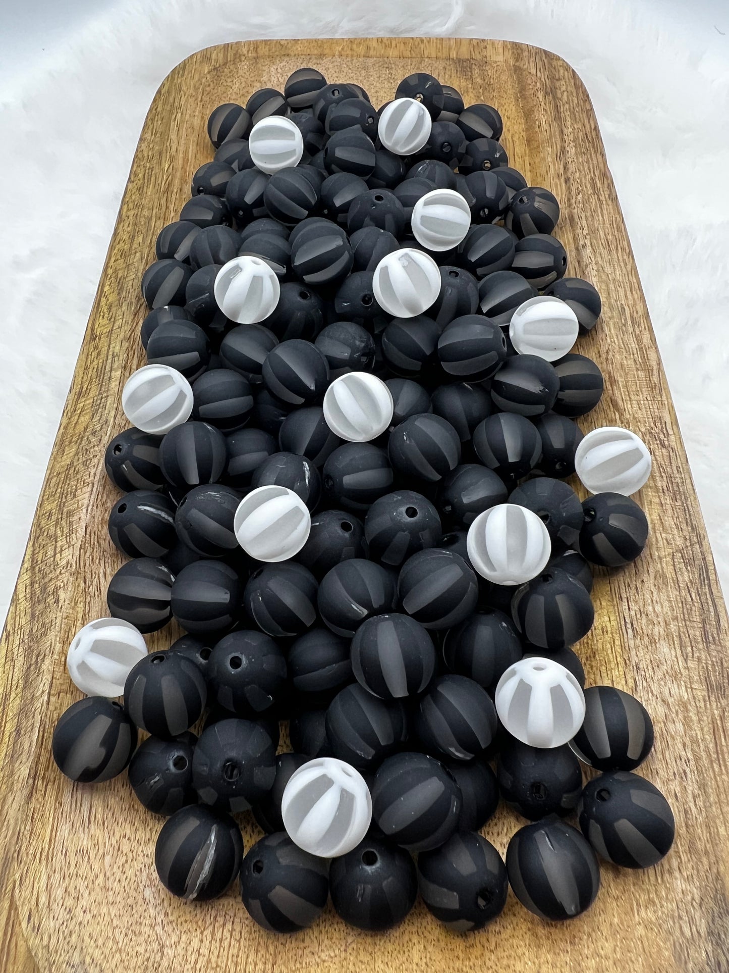 Matte stripe acrylic beads 15mm (black or white)