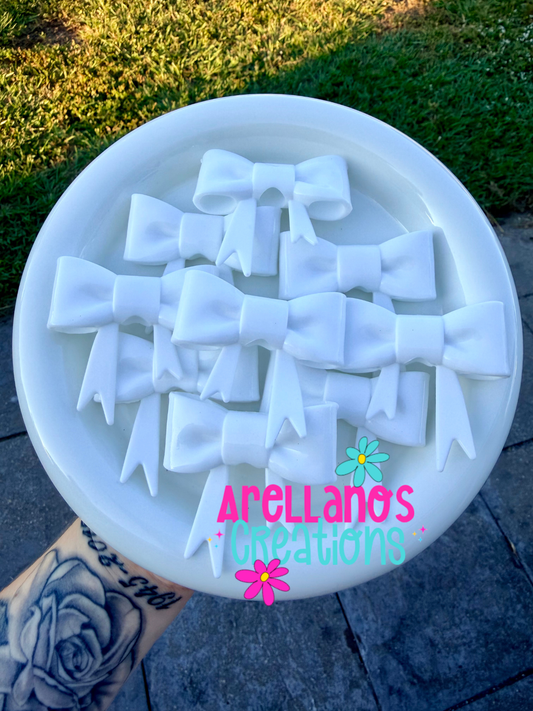 #152 white shiny large bow FOCAL