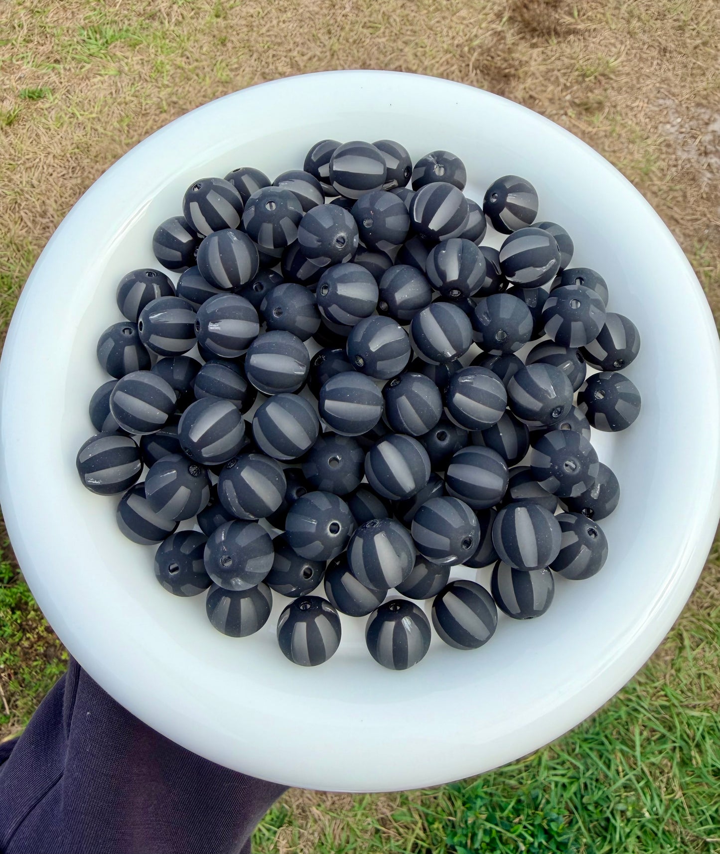 16mm matte striped acrylic beads (black or white) 1PC