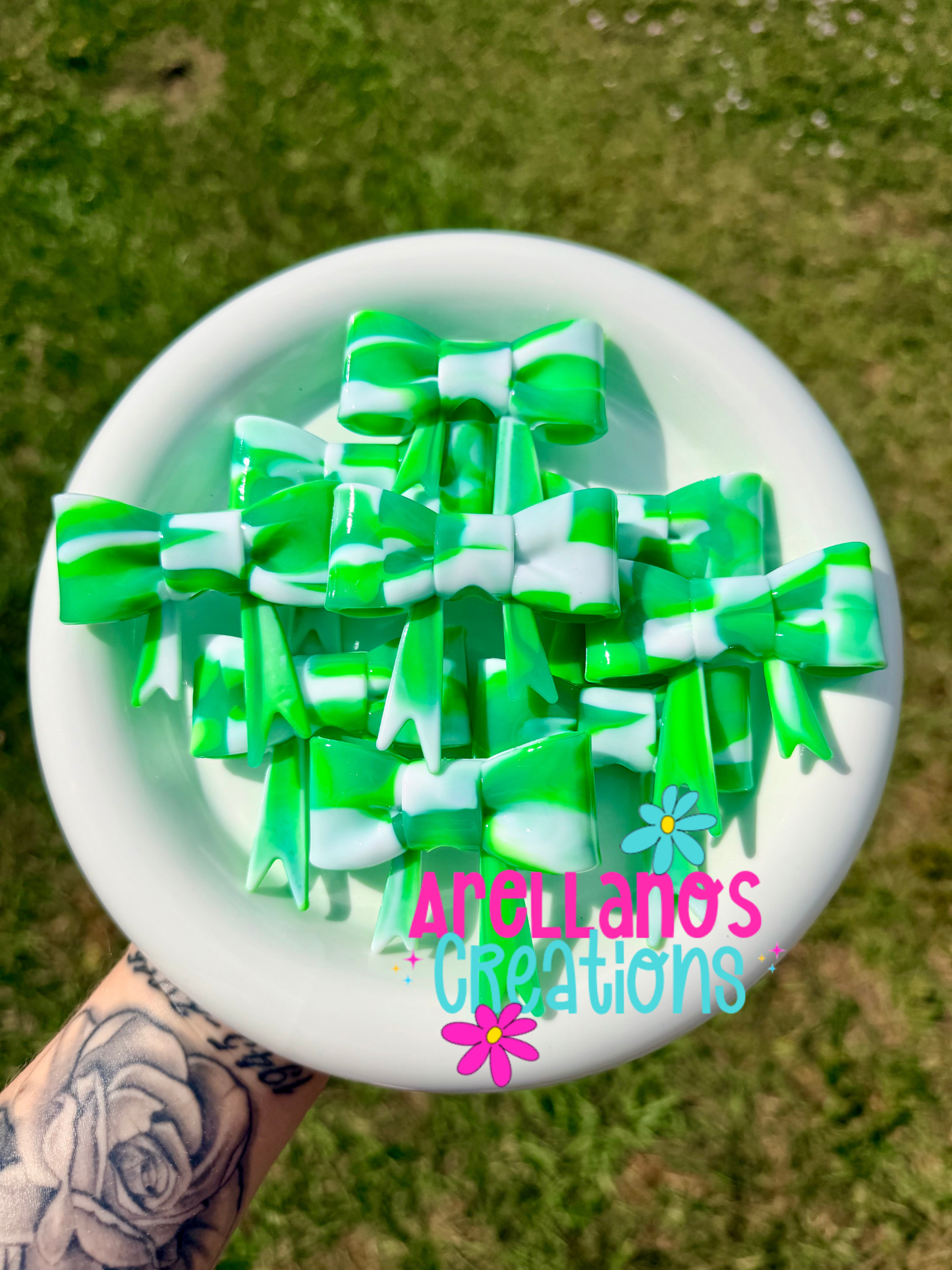 #161 green & white shiny swirl large bow FOCAL