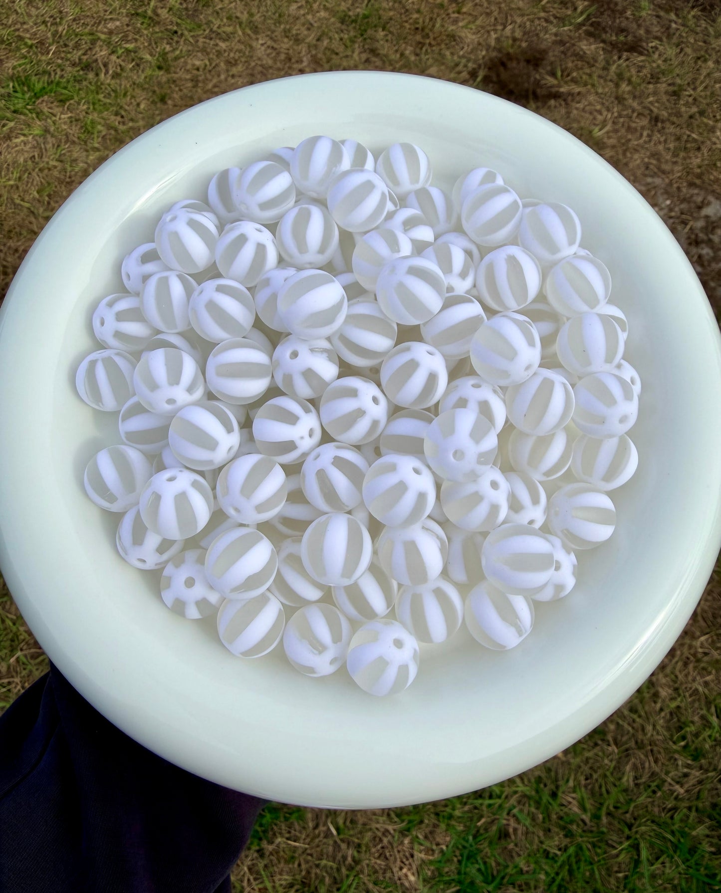 16mm matte striped acrylic beads (black or white) 1PC