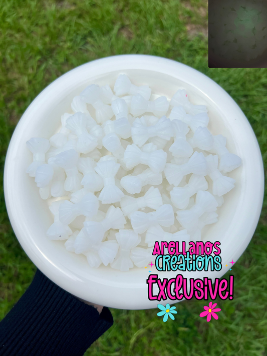 3D foggy white ribbed bow EXCLUSIVE focal (glows glitter in the dark)